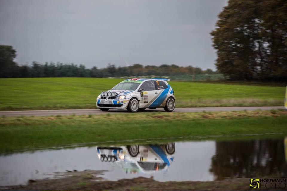 Der faldt ekstrem meget vand gennem hele weekenden - som det ses var det vigtigt at holde sig på vejen
(Foto: Hoffmann Foto)